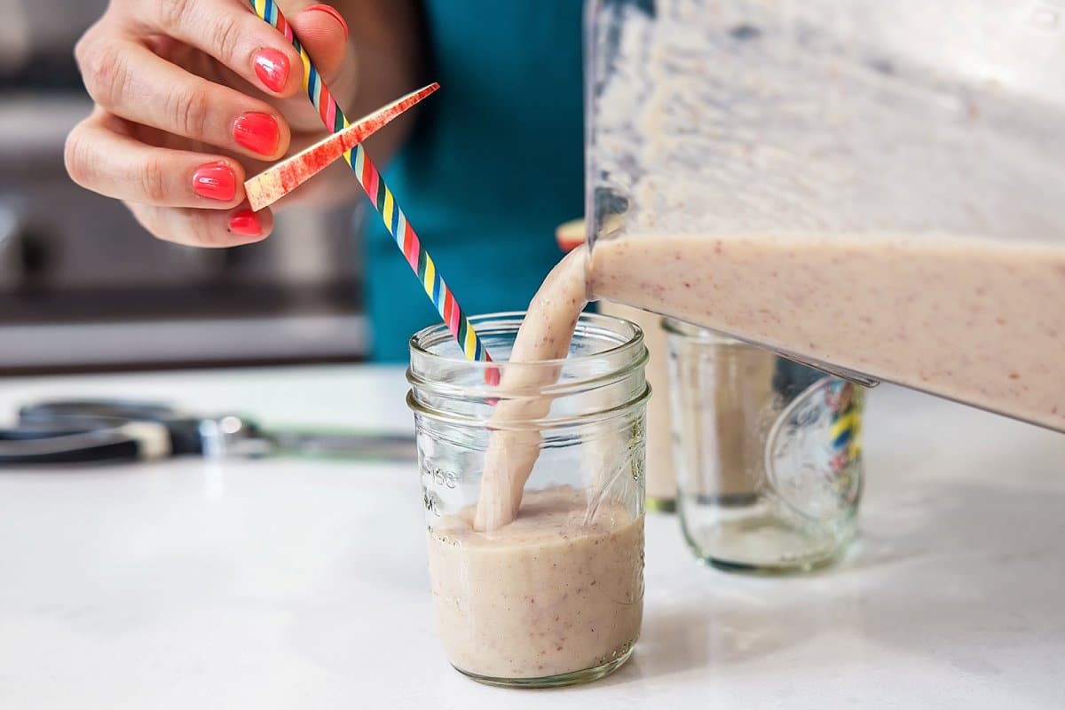 pouring smoothie